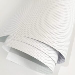VINIL AUTO ADESIVO COM FILME BRANCO PERFURADO 120 MICRONS E LINER 130 GSM/M2 EM ROLO DE 1,27X50M